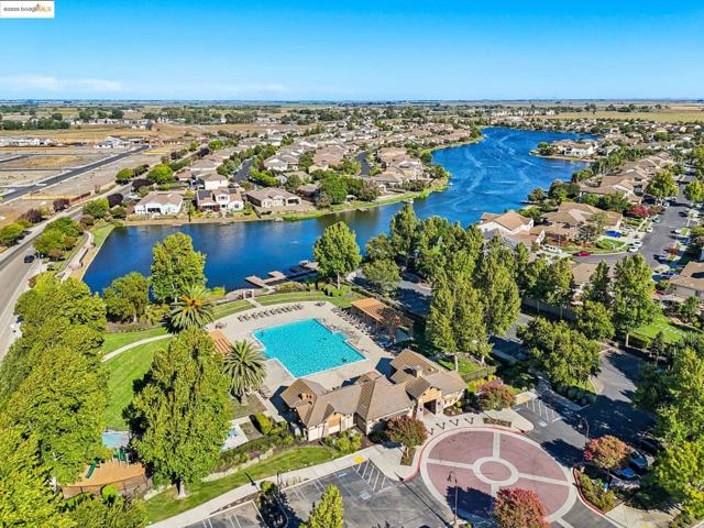124 Clear Lake Ct, Oakley CA: https://media.crmls.org/mediaz/69746313-4cd0-4462-b97e-f63ac6d2c7dc.jpg