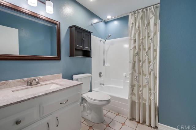 444 Victoria Place, Vista CA: https://media.crmls.org/mediaz/69761406-d10f-4a40-a609-bcc4debd7dd4.jpg
