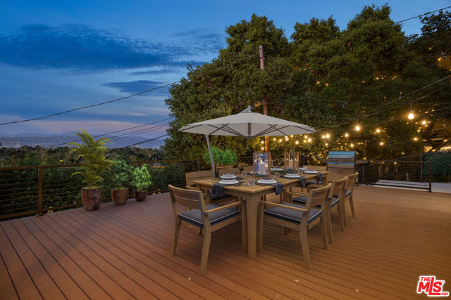 11775 Laurelwood Drive, Studio City CA: https://media.crmls.org/mediaz/6976e139-c903-4ba7-827a-9beb53bf33c7.jpg