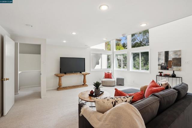 35 Tiger Tail Court, Orinda CA: https://media.crmls.org/mediaz/69772d9a-e924-4e15-a801-ea2e34193951.jpg