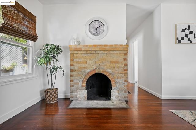 3316 Coolidge Ave, Oakland CA: https://media.crmls.org/mediaz/69774d95-e9ec-4f8d-ba56-a0a0bbf8ae9e.jpg