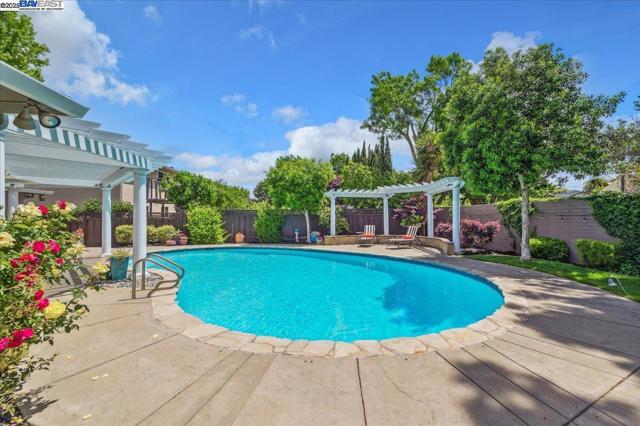 5204 Hummingbird Rd, Pleasanton CA: https://media.crmls.org/mediaz/69794708-869f-4d03-966e-1521d67fc7f7.jpg