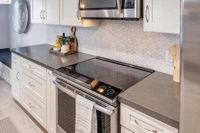 389 Belmont St, Oakland CA: https://media.crmls.org/mediaz/69797019-4fa7-4c38-b1e4-e1ddd5a684f6.jpg