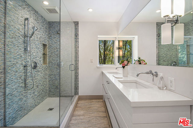 9353 Duxbury Road, Los Angeles CA: https://media.crmls.org/mediaz/69797376-1ff0-4996-898d-19fa34f34bb2.jpg