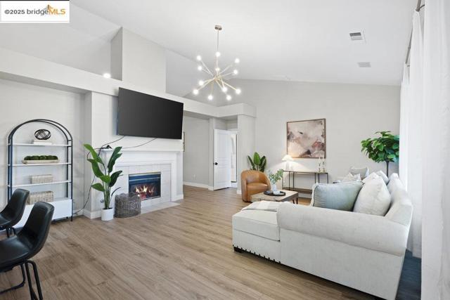 1030 Orchid Dr, Brentwood CA: https://media.crmls.org/mediaz/697a1fea-13d2-44de-8eaf-3b8241bab307.jpg