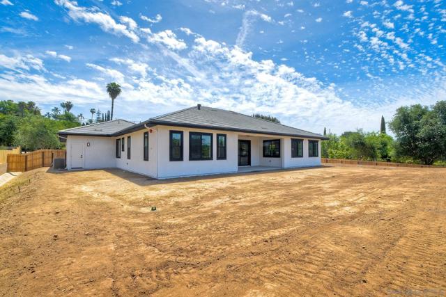 2745 Alexander Dr, Escondido CA: https://media.crmls.org/mediaz/697a9a0c-d595-453a-bb9a-6173ad11da61.jpg