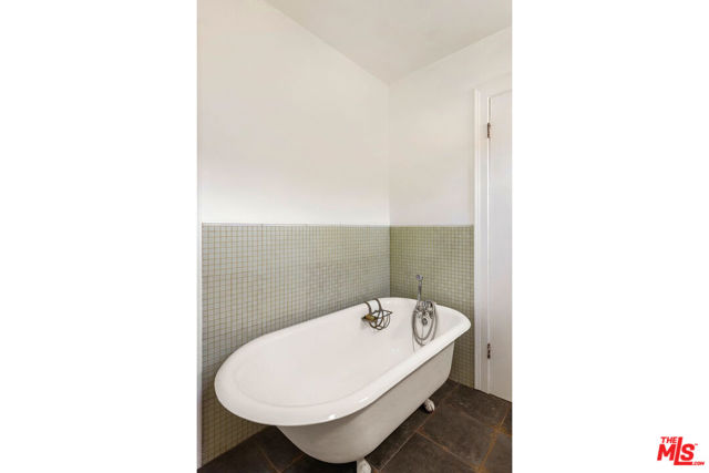 4015 Shelburn Court, Los Angeles CA: https://media.crmls.org/mediaz/697ca101-e453-427d-86b3-509545d1ef83.jpg