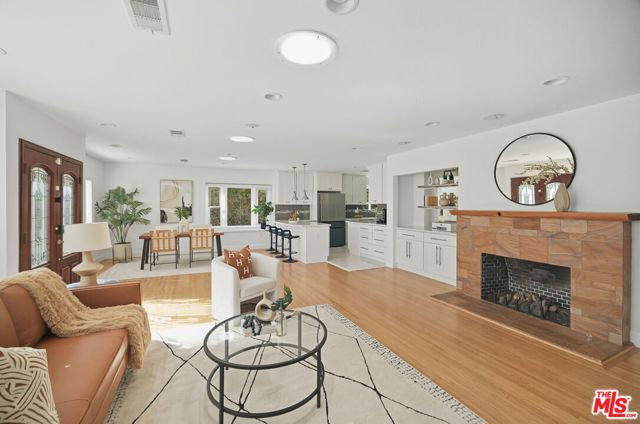 4719 W Wortser Avenue, Sherman Oaks CA: https://media.crmls.org/mediaz/697e4a18-7c60-4f6f-822b-cef7ad26590d.jpg