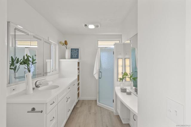 951 Skylark Dr, La Jolla CA: https://media.crmls.org/mediaz/697eb108-e68d-47b5-8336-6b785062bf69.jpg