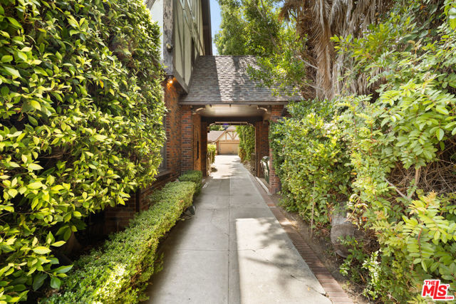 443 S June Street, Los Angeles CA: https://media.crmls.org/mediaz/697fb260-415a-4bda-82a1-5cbe9a86049f.jpg