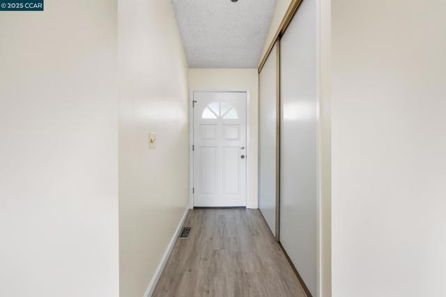5571 Sepulveda Ct, Concord CA: https://media.crmls.org/mediaz/6980fbe1-e5f7-438e-9c36-e8bc5f2befef.jpg