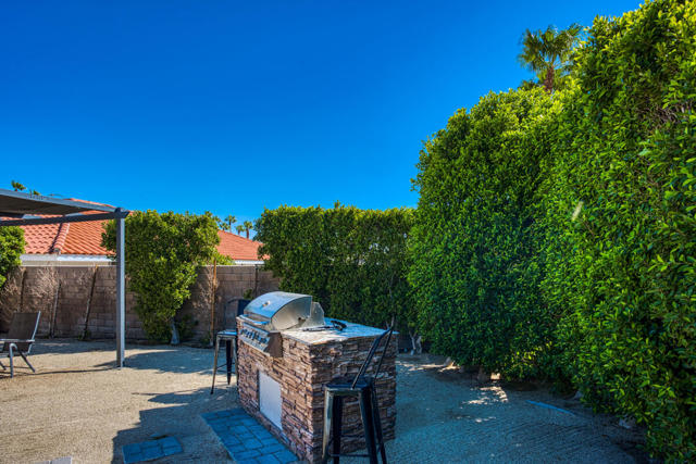 1489 E Francis Drive, Palm Springs CA: https://media.crmls.org/mediaz/69811e5a-e77a-4c1d-b323-0390b90e0dc4.jpg