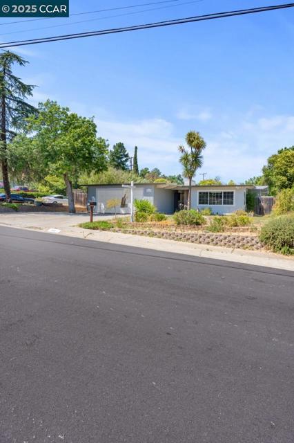 212 Towers Dr, Pacheco CA: https://media.crmls.org/mediaz/69819b9b-f963-459d-8389-013bea126b40.jpg