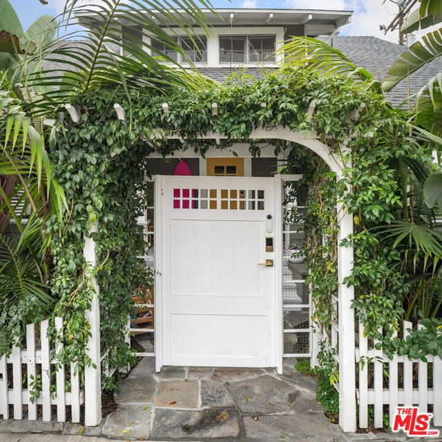 2704 3rd Street, Santa Monica CA: https://media.crmls.org/mediaz/69820fa3-a2f2-4214-b330-7b9c816df5d0.jpg