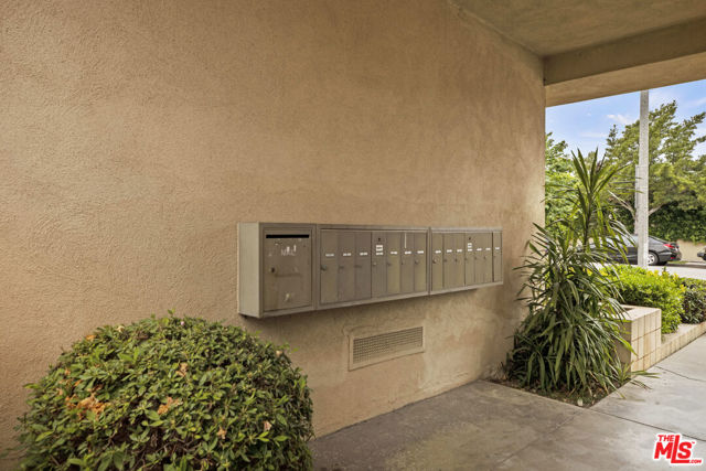 1538 STANFORD Street, Santa Monica CA: https://media.crmls.org/mediaz/69822cd8-1253-42aa-82f9-ab74b447f298.jpg