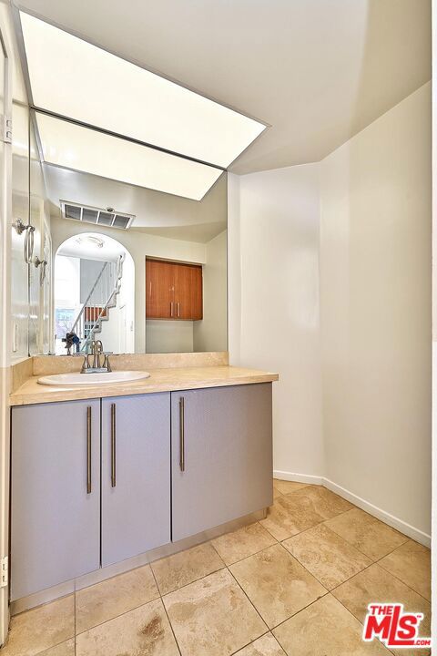 620 Gramercy Place, Los Angeles, California 90005, ,1 BathroomBathrooms,Condominium,For Sale,Gramercy,24426683