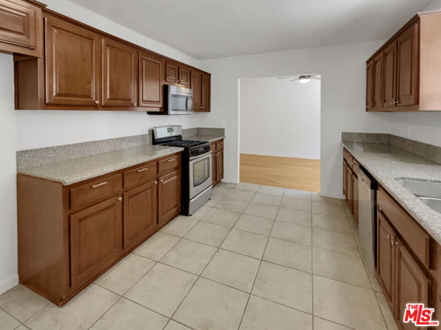 8846 Noble Avenue photo 2