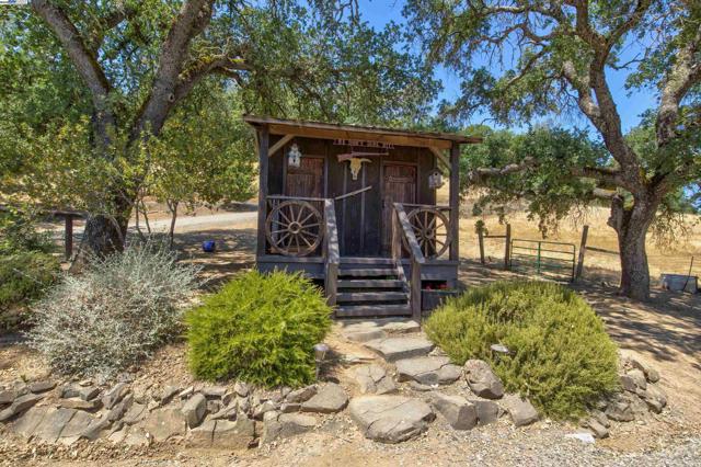 5281 Chiles Pope Valley Rd,  CA: https://media.crmls.org/mediaz/6982ae24-0280-4bfc-8c09-10d309479290.jpg