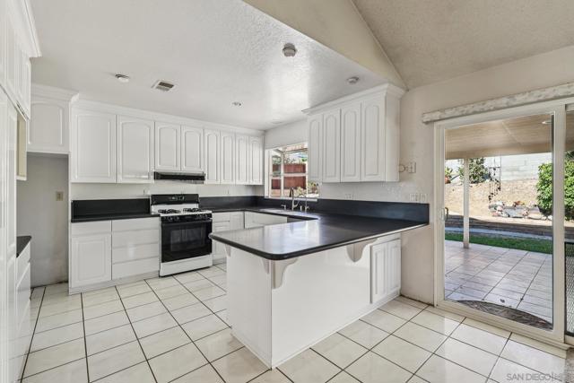 823 Fuchsia Ln, San Diego CA: https://media.crmls.org/mediaz/6982c169-2331-4edc-b3fa-c54002d07e4f.jpg