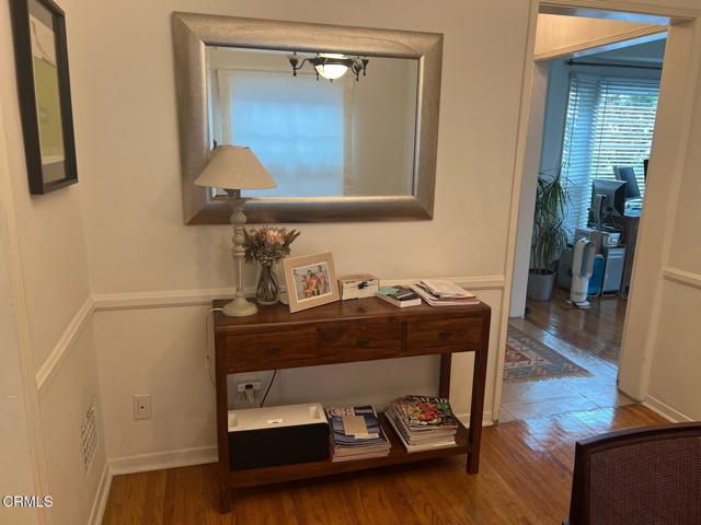 366 Cresent Drive, Beverly Hills CA: https://media.crmls.org/mediaz/69849da6-be0b-4f40-a251-1cb0dc9b986e.jpg