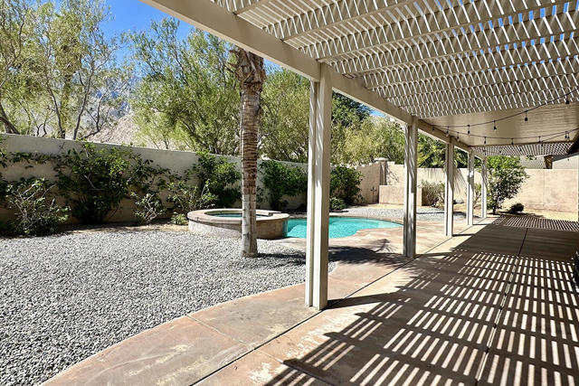1247 Oro, Palm Springs CA: https://media.crmls.org/mediaz/6984d1d4-10be-48ac-9998-ad983ee02acb.jpg
