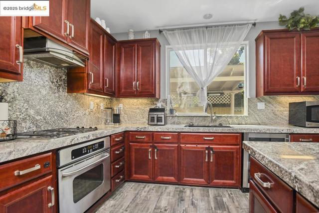 25 Solitude Ct, Oakley CA: https://media.crmls.org/mediaz/69852209-06f6-4b43-8026-4cb7b54b50c2.jpg