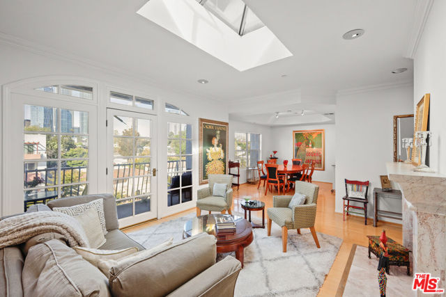 2025 S Beverly Glen Boulevard, Los Angeles CA: https://media.crmls.org/mediaz/69862d39-e8f4-4c56-8e9d-39c470c3228e.jpg