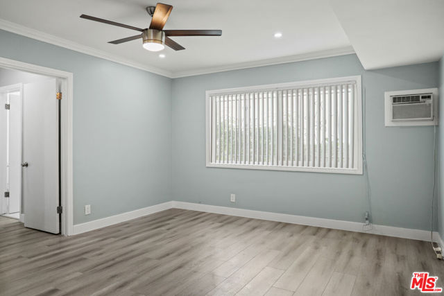 11860 Chandler Boulevard, Valley Village CA: https://media.crmls.org/mediaz/69869059-3396-48e6-9c82-0de27b5325ab.jpg
