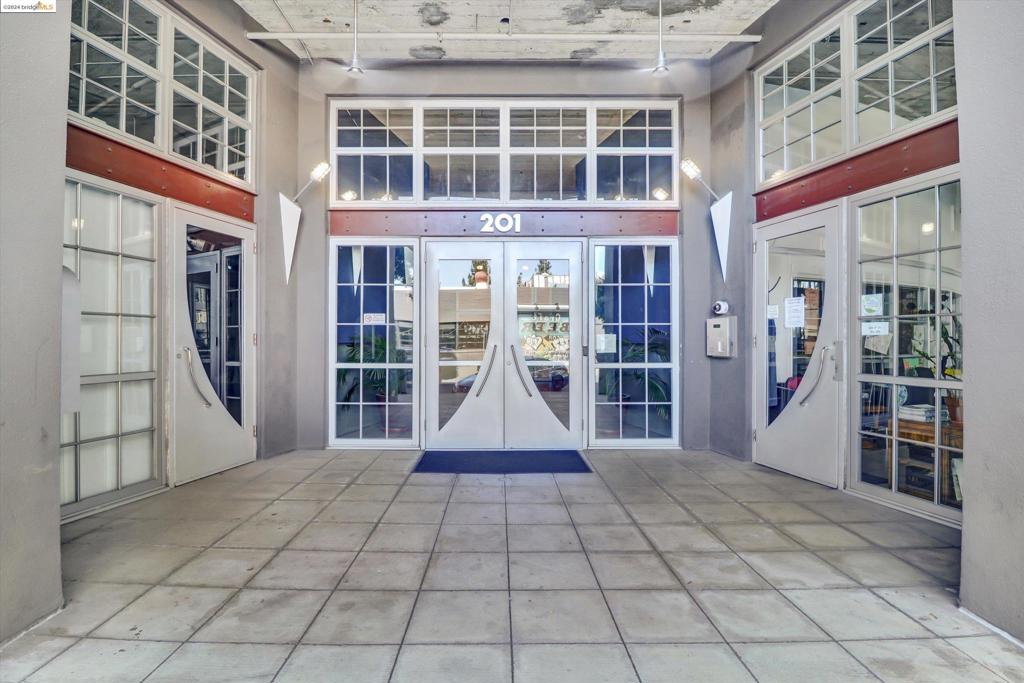 https://media.crmls.org/mediaz/6986bb12-343a-4489-9453-f27b5774d0a6.jpg?preset=X-Large