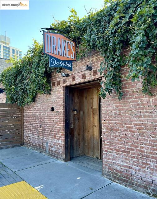 383 Staten Ave, Oakland CA: https://media.crmls.org/mediaz/6987836d-e44c-4a05-bb39-b9341495d0c0.jpg
