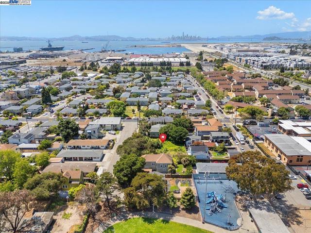 310 Spruce St, Alameda CA: https://media.crmls.org/mediaz/698829cf-f11a-4a65-86e6-062662508cc7.jpg