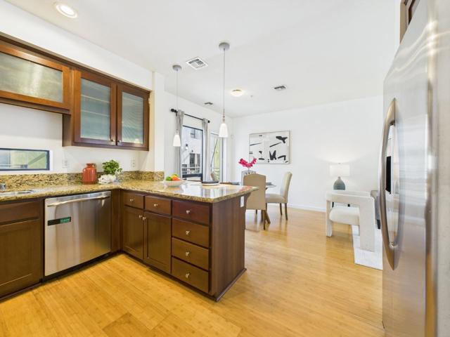 904 Zephyr Drive, Oakland CA: https://media.crmls.org/mediaz/69883317-7683-48ed-8ccc-b934cad2d9ec.jpg