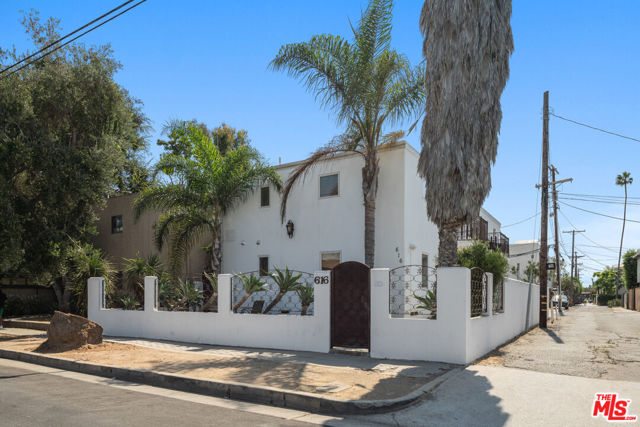616 Sunset Avenue, Venice CA: https://media.crmls.org/mediaz/69897c88-6f6d-49b6-96a1-0cdef5a3b025.jpg