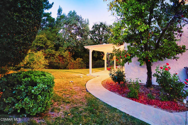 6058 Hedgewall Drive, Westlake Village CA: https://media.crmls.org/mediaz/6989fafe-8847-49a4-974a-f23114feddf0.jpg
