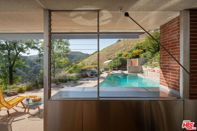 1531 N Tigertail Road, Los Angeles CA: https://media.crmls.org/mediaz/698a1936-3bec-4f55-a20e-635d45ea7414.jpg