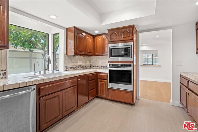 6443 Matilija Avenue, Van Nuys CA: https://media.crmls.org/mediaz/698b6497-9f91-4b29-9aa2-2ab1944b311e.jpg