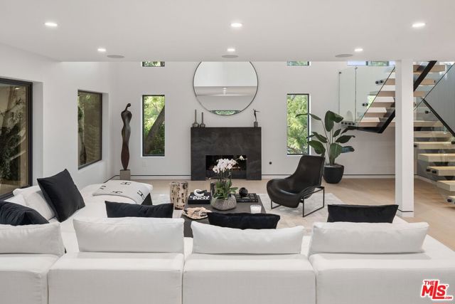 3290 N Knoll Drive, Los Angeles CA: https://media.crmls.org/mediaz/698de6f5-8a50-429f-b817-27b53ae64355.jpg
