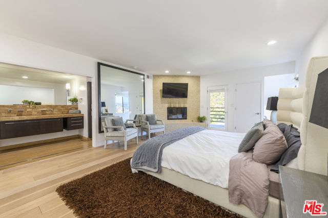 8581 Cole Crest Drive, Los Angeles CA: https://media.crmls.org/mediaz/698e316a-7d0a-48c0-b7fc-261d0acef11e.jpg
