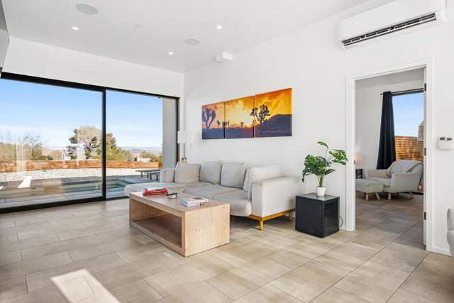 61004 Prescott Trail, Joshua Tree CA: https://media.crmls.org/mediaz/698e71dc-0c47-4652-bba0-936bbf3aaae0.jpg