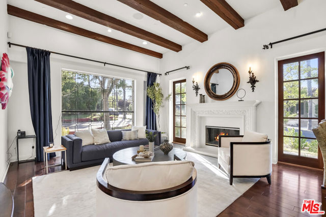18414 Corazon Circle, Tarzana CA: https://media.crmls.org/mediaz/698e84ab-2748-4a44-9347-1970b213a9a4.jpg
