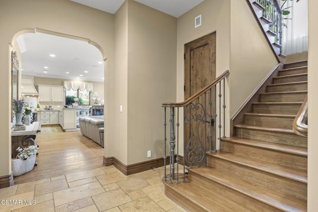 82 Queens Garden Drive, Thousand Oaks CA: https://media.crmls.org/mediaz/698eb47c-83c2-4f15-beca-a59cdc1b108a.jpg