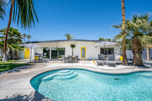 3623 E Avenida Fey Norte, Palm Springs CA: https://media.crmls.org/mediaz/69907072-4fb2-4efd-8530-fecaf9612080.jpg
