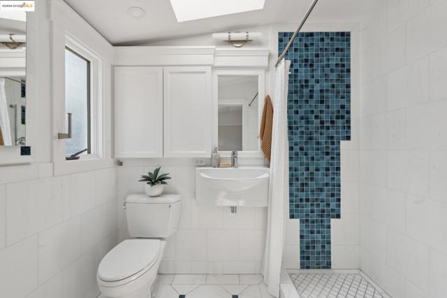 2181 Andrews St, Oakland CA: https://media.crmls.org/mediaz/6990a5b0-220a-4485-a4e4-499fd767e900.jpg