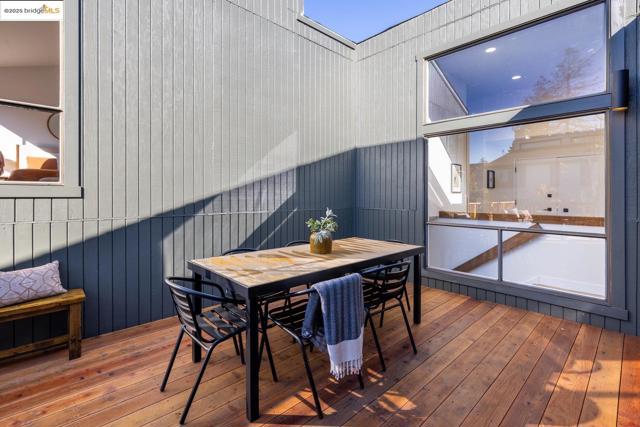 568 Vistamont Ave, Berkeley CA: https://media.crmls.org/mediaz/699108ce-d73f-4372-9e7c-85382bc483ef.jpg