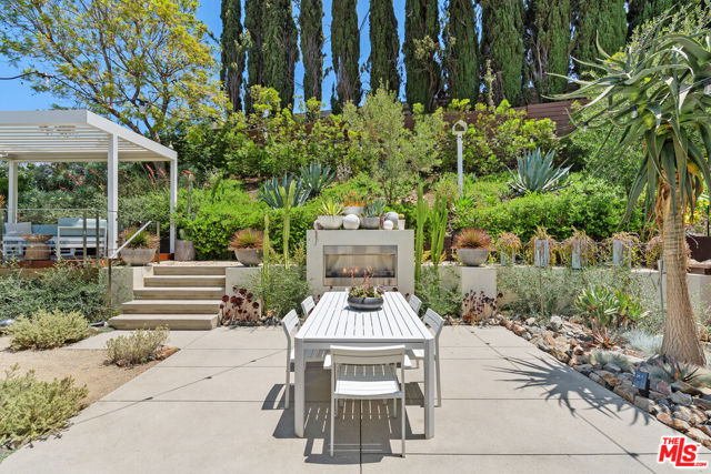11575 Dona Dorotea Drive, Studio City CA: https://media.crmls.org/mediaz/69915041-ff48-45a8-b2ae-819252f6754d.jpg