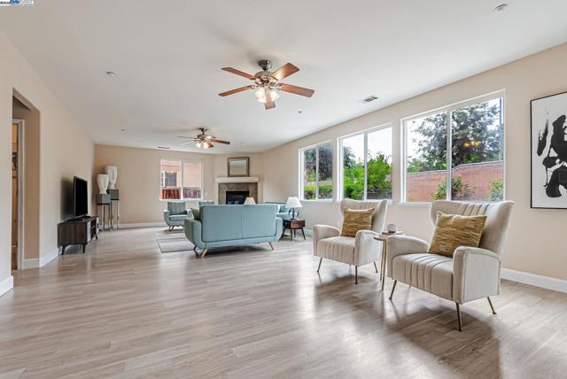 141 Pescara Blvd, Brentwood CA: https://media.crmls.org/mediaz/69919949-2585-4e68-bddd-eb1f629e9e9c.jpg