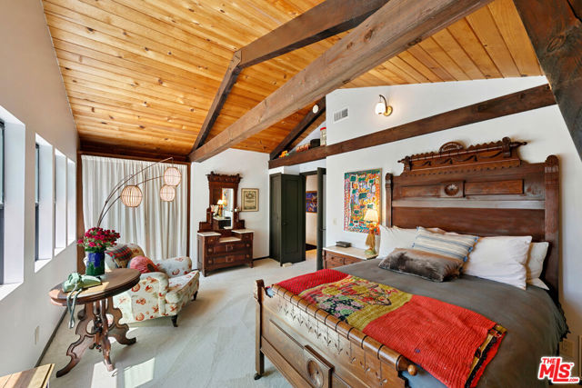25813 Dark Creek Road, Calabasas CA: https://media.crmls.org/mediaz/69923782-fa79-41a4-b059-aeb52842656d.jpg