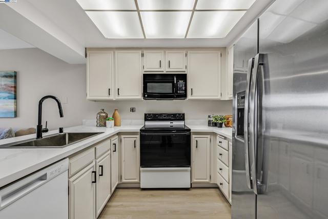 1014 Ironwood Rd, Alameda CA: https://media.crmls.org/mediaz/6992627a-0b78-4584-8bb7-d2b5e9e73318.jpg