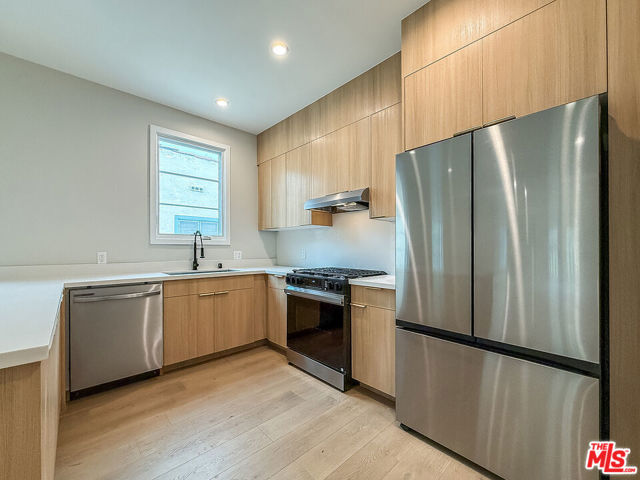 150 N Arnaz Drive, Beverly Hills CA: https://media.crmls.org/mediaz/6992bb97-dd3f-4574-a3d8-801085ef99e0.jpg