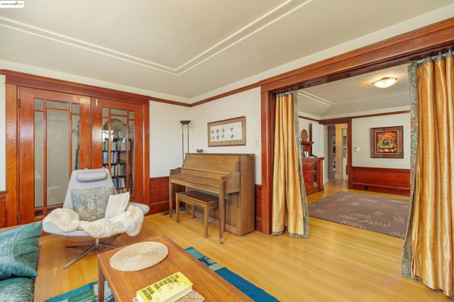 318 Washington Avenue, Richmond CA: https://media.crmls.org/mediaz/6994ae21-c6a8-42a1-b7d3-73ab4c1b7fec.jpg